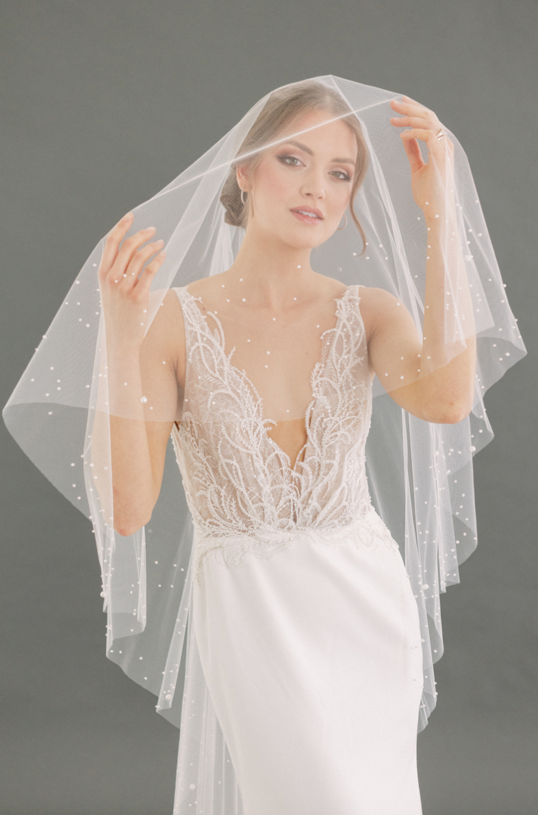 Model wearing a Linen Jolie Veil